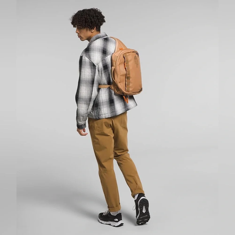 THE NORTH FACE Base Camp Voyager Sling Bag - Picture 2 of 13
